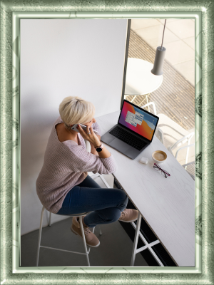 CreandoContenido_RocíoMartinezFustes Mujer creando contenido en un ordenador